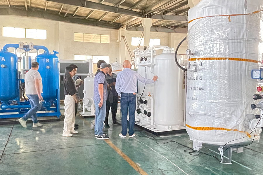 নাইট্রোজেন জেনারেটরের দুর্দান্ত মানের মূল্যায়ন করতে রাশিয়ান গ্রাহকরা আমাদের কারখানায় যান