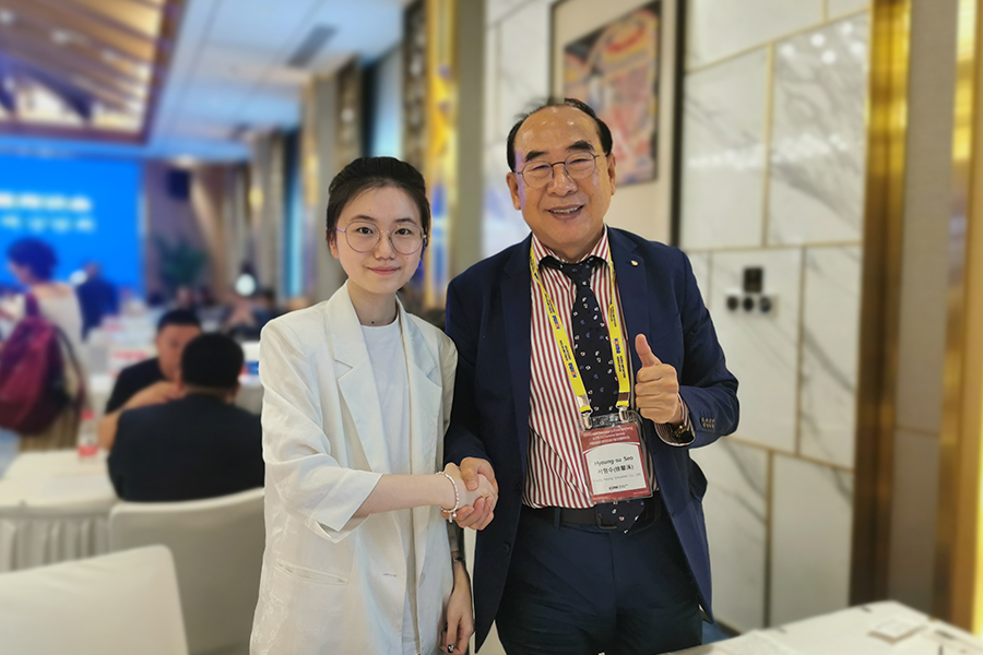 সাফল্যের সাথে একটি - অন - 37 তম সিইও গ্রীষ্মের সেমিনারে একটি ব্যবসায় আলোচনায় নিযুক্ত